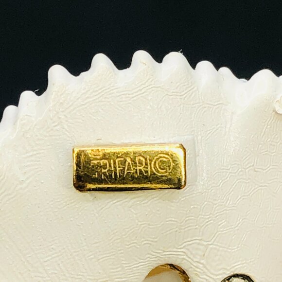 Vintage 60s TRIFARI Poppy Brooch: Creamy White Enamel Rhinestone Flower Pin - Picture 7 of 10